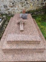 monument rose moucheté de gris avec croix posée sur la pierre tombale, de même couleur et identification familiale en façade - O.Dufour