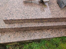 identification sur le côté droit du monument - O.Dufour