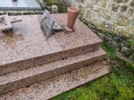 identification sur le côté droit du monument -O.Dufour