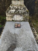 pierre tombale grise avec stèle sur laquelle est fixée une plaque d'identification ovale - O.Dufour
