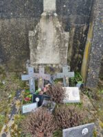 petite tombe entourage pierre et stèle avec croix et plaque sur la sépulture - O.Dufour