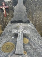 monument en pierre ancien avec stèle gravée et croix posée sur la pierre tombale - O.Dufour