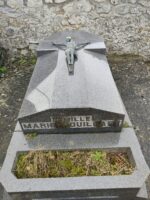 monument gris foncé avec identification en façade et crucifix sur la pierre tombale , esspace jardinière en façade - O.Dufour
