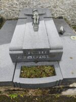 large monument gris avec pierre tombale surélevée et identification en façade et espace jardinière - O.Dufour