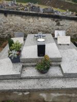 large monument gris avec pierre tombale centrale et plaques d'identification de chaque côté - o.Dufour