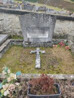 large tombe entourage bordurette pierre et stèle sur laquelle est fixée une plaque d'identification - O.Dufour