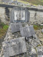 pierre tombale ancienne en mauvais état avec stèle sur laquelle est fixée une plaque d'identification - O.Dufour