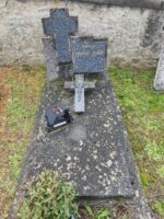 pierre tombale ancienne avec stèle sur laquelle est gravée l'identification à droite d'une croix - O.Dufour