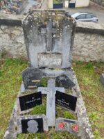 petite tombe entourage pierre avec stèle sur laquelle est fixée une plaque d'identification sous une croix sculptée - O.Dufour
