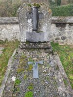 tombe entourage pierre et gravillon avec grande stèle sur laquelle figure une croix au dessus de l'identification - O.Dufour