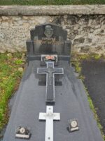 monument noir avec croix posée sur la pierre tombale et stèle avec tête de christ au dessus de la gravure en lettres dorées - O.Dufour