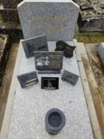 monument gris moucheté avec stèle sur laquelle figure l'identification en lettres dorées. Une plaque noire posée sur la pierre tombale porte l'identification d'une 3ème personne - O.Dufour
