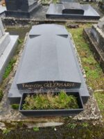 monument gris foncé avec croix incrustée sur la pierre tombale et identification en façade - O.Dufour