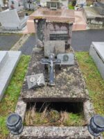 caveau ancien avec stèle sur laquelle figure une plaque d'identification noire - O.Dufour