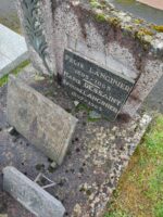détail de l'identification sur la plaque noire - O.Dufour