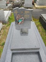 monument gris avec stèle gravée en lettres dorées à droite d'une croix dorée - O.Dufour