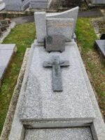 pierre tombale gris moucheté avec stèle moderne gravée en lettres dorées - O.Dufour