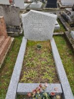 tombe entourage gris moucheté avec stèle gravée en lettres blanches - O.Dufour