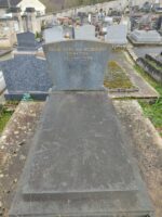 Pierre tombale grise avec stèle gravée en lettres dorées - O.Dufour