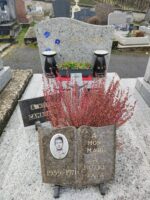 monument gris moucheté avec stèle gravée et sur la pierre tombale une plaque d'identification avec photo - O.Dufour