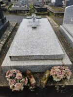 Pierre tombale gris moucheté avec identification en façade et croix posée sur le dessus - O.Dufour