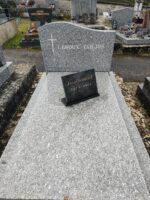 monument gris moucheté avec stèle sur laquelle est gravée l'identification familiale en blanc à côté d'une croix blanche - identification d'un défunt sur une plaque noire posée sur la pierre tombale - O.Dufour