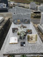 Monument gris moucheté avec stèle sur laquelle figure une photo et l'identification en lettres blanches - O.Dufour