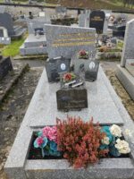 monument gris moucheté avec stèle forme trapeze sur laquelle est gravée en lettres dorée l'identification du couple défunt. Sur la pierre tombale 2 photos et en façade espace jardinière - O.Dufour