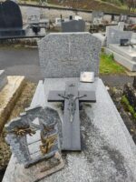 monument gris moucheté avec grande croix posée sur la pierre tombale et stèle gravée en lettres dorées sous une croix dorée - O.Dufour