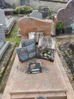 monument marbré gris orangé, avec identification gravée sur la stèle - O.Dufour
