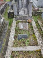 petite tombe entourage pierre avec stèle sur laquelle est fixée une plaque d'identification. sur la tombe, une plaque avec photo du défunt - O.Dufour