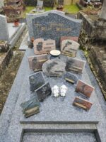 monument gris moucheté avec stèle gravée en lettres dorées, avec croix dorée à gauche de l'inscription - O.Dufour