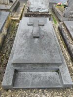 pierre tombale grise avec croix incrustée sur le dessus - O.Dufour