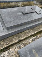 identification sur le côté droit de la pierre tombale - O.Dufour