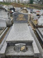 monument gris avec stèle gravée en lettres dorées - O.Dufour