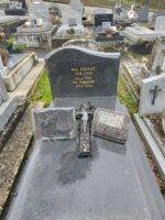 monument gris foncé avec stèle gravée en lettres dorées - O.Dufour