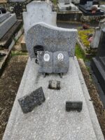 monument gris moucheté avec stèle gravée. sur la pierre tombale est posée une plaque avec photos et identification du couple défunt - O.Dufour