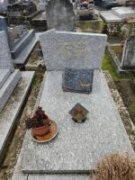 monument gris moucheté avec stèle gravée en lettres dorées - O.Dufour