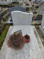 monument gris moucheté avec stèle gravée en lettres dorées - O.Dufour