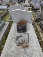 monument gris moucheté avec stèle gravée - O.Dufour