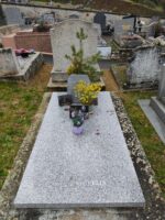 pierre tombale gris moucheté sur laquelle est posée une plaque avec photo du défunt - O.Dufour