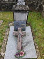 pierre tombale grise avec croix posée dessus. à l'arrière stèle ancienne sur laquelle est fixée une plaque d'identification blanches - O.Dufour
