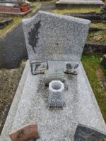 monument gris moucheté avec stèle sur laquelle figure une feuille noire à gauche de l'identification en lettres dorées - O.Dufour