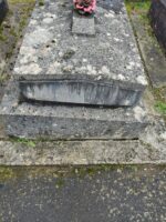monument ancien surélevé avec inscription en façade - O.Dufour