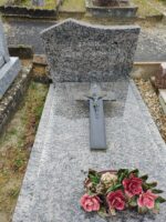 monument gris marbré avec stèle gravée en lettres blanches - O.Dufour
