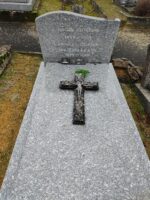 monument gris moucheté avec stèle gravée en lettres blanches et croix posée sur la pierre tombale - O.Dufour