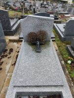 monument gris moucheté avec stèle - O.Dufour