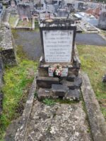 petite tombe en pierre avec stèle sur laquelle figure une plaque d'identification blanche - O.Dufour