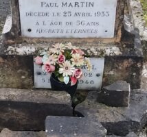 plaque située en bas de la stèle et partiellement cachée par des fleurs - O.Dufour