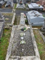 petite tombe entourage pierre et gravillons, avec petite stèle sur laquelle est fixée une plaque d'identification - O.Dufour